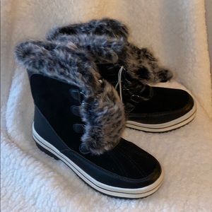Brand New Women’s Snow Fuzzy Boots
